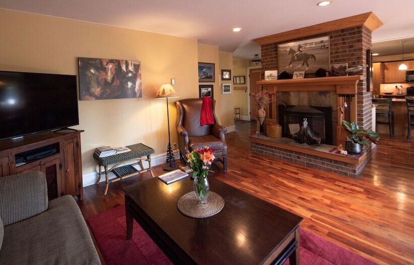 هتل Auberge Kicking Horse Guest House