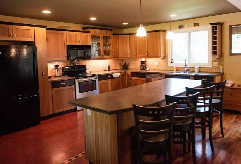 ホテル Auberge Kicking Horse Guest House