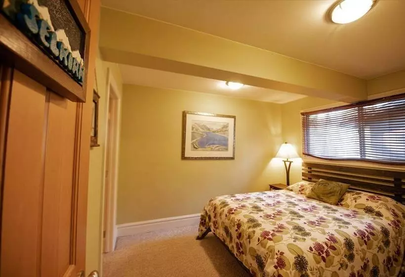 ホテル Auberge Kicking Horse Guest House
