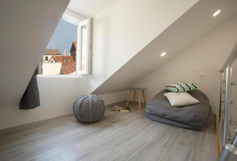 בית מלון כפרי Central Old Town Rooms