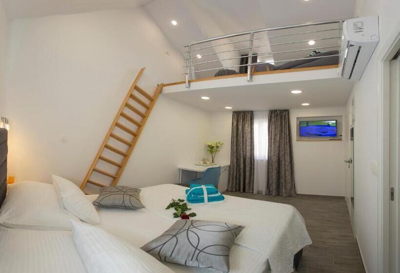 בית מלון כפרי Central Old Town Rooms