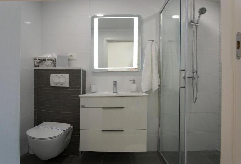 בית מלון כפרי Central Old Town Rooms