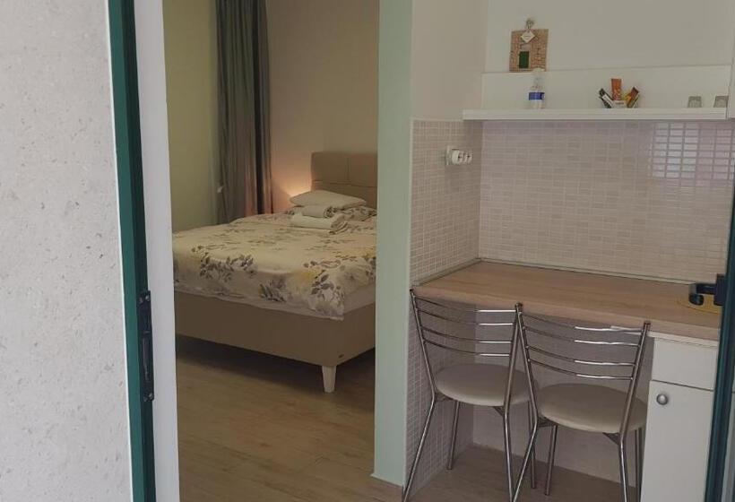 בית מלון כפרי Central Old Town Rooms