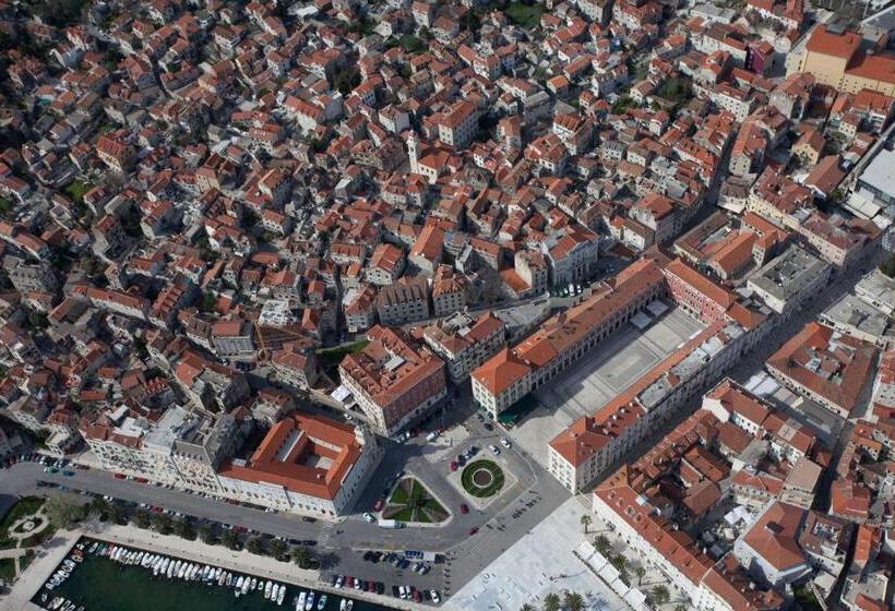 בית מלון כפרי Central Old Town Rooms