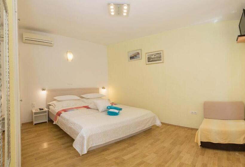 בית מלון כפרי Central Old Town Rooms