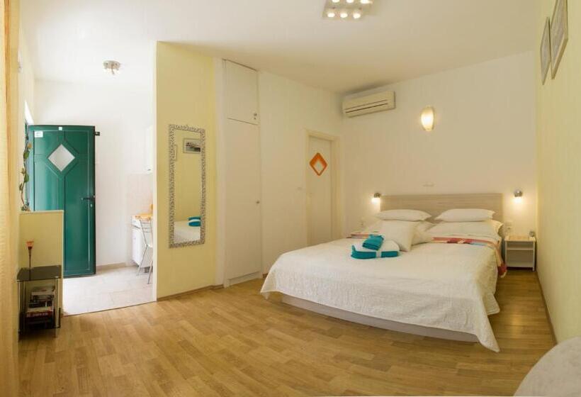 בית מלון כפרי Central Old Town Rooms