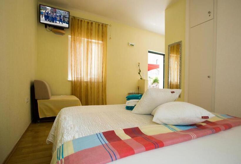 בית מלון כפרי Central Old Town Rooms