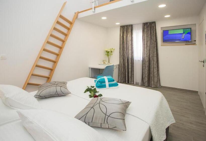 בית מלון כפרי Central Old Town Rooms