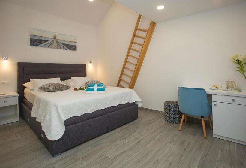 בית מלון כפרי Central Old Town Rooms