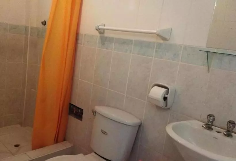 هتل Hostal Los Uros