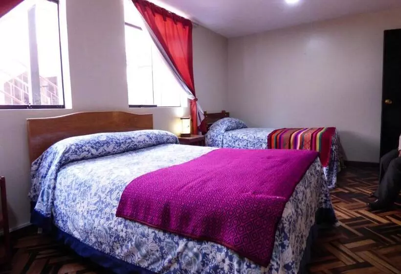 هتل Hostal Los Uros