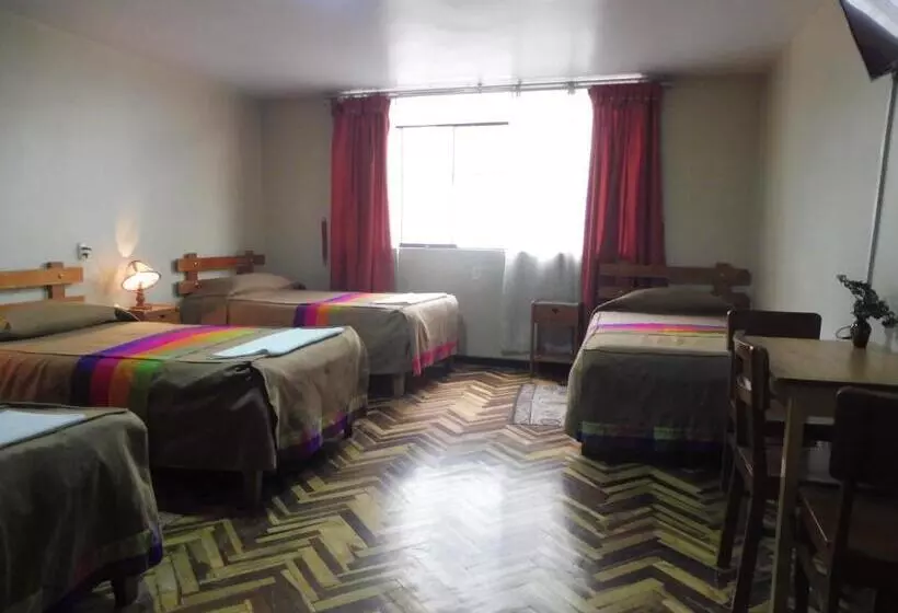 هتل Hostal Los Uros