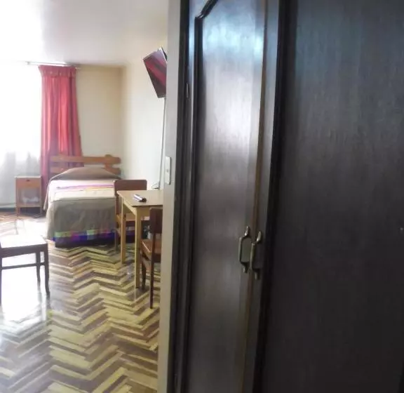 هتل Hostal Los Uros