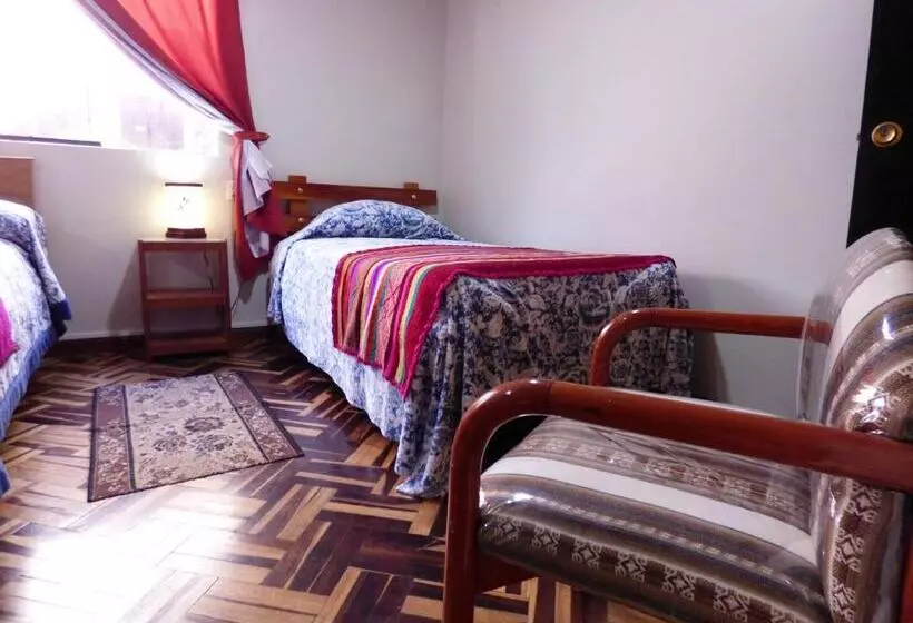 هتل Hostal Los Uros