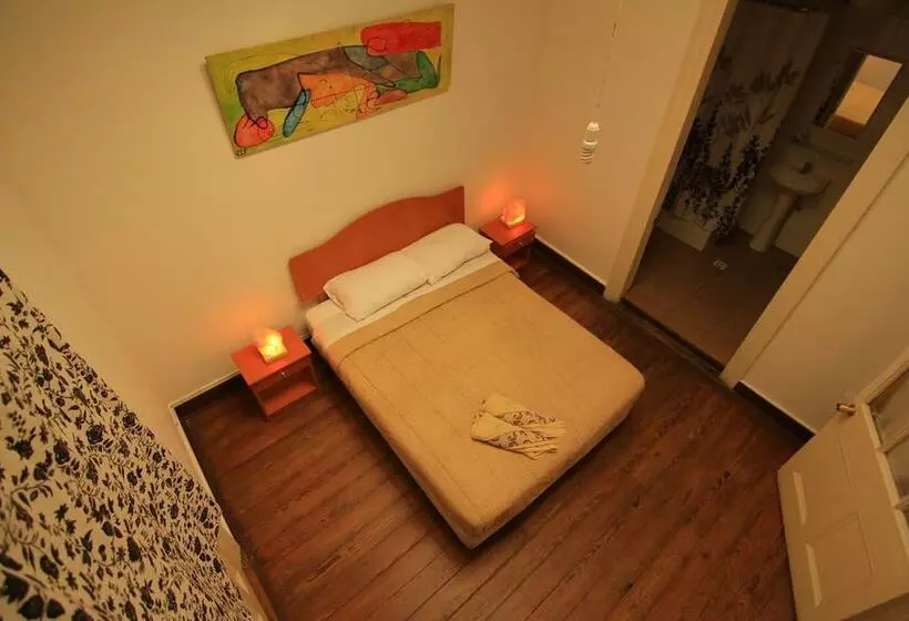 هتل La Valija Hostel