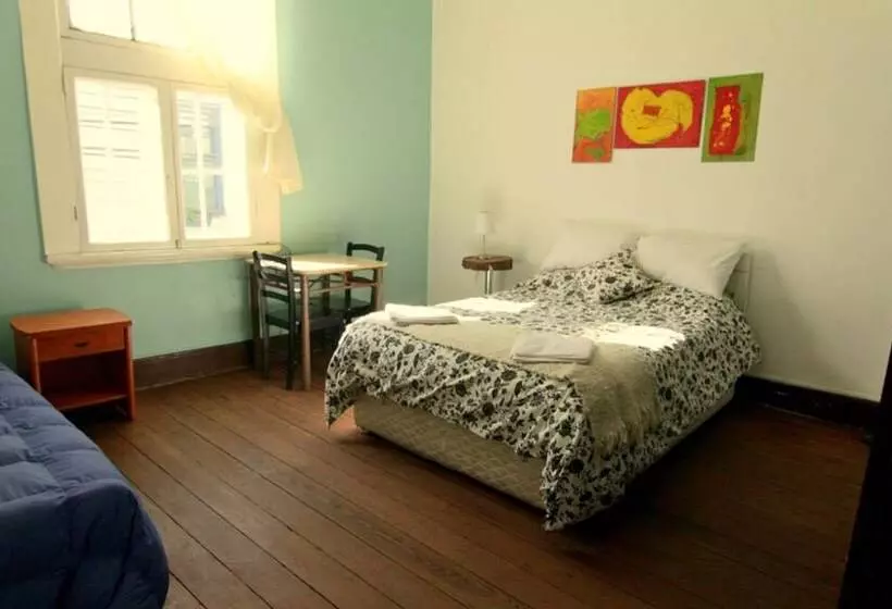 هتل La Valija Hostel