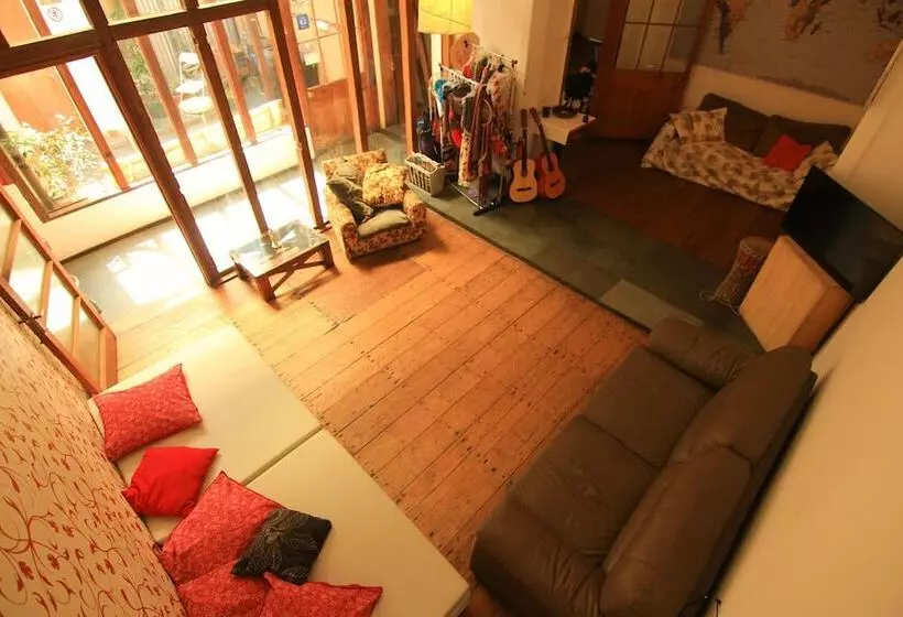 هتل La Valija Hostel