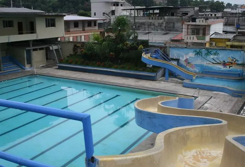 ホテル Olimpico Quevedo