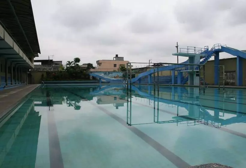 ホテル Olimpico Quevedo