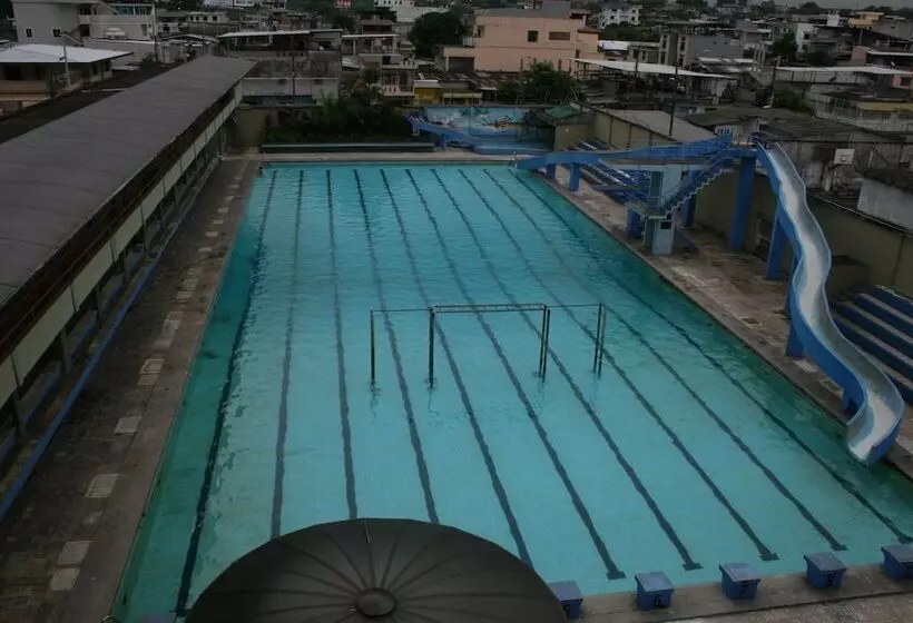 ホテル Olimpico Quevedo