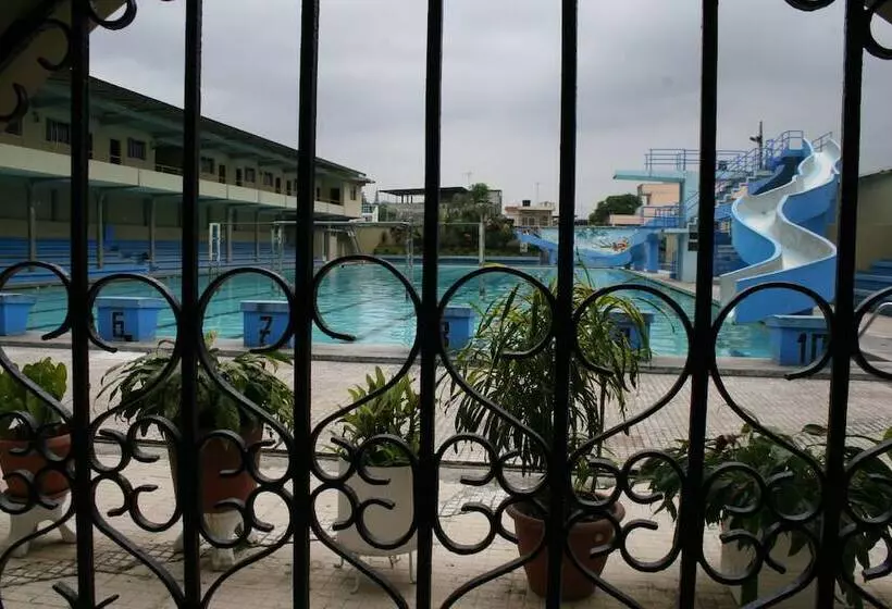 ホテル Olimpico Quevedo