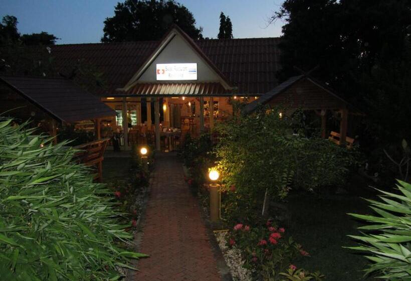 אתר נופש Flower Paradise Bungalows & Swiss Restaurant Roestiland