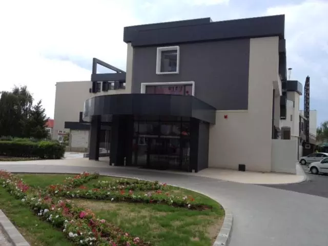 City Hotel & Lounge