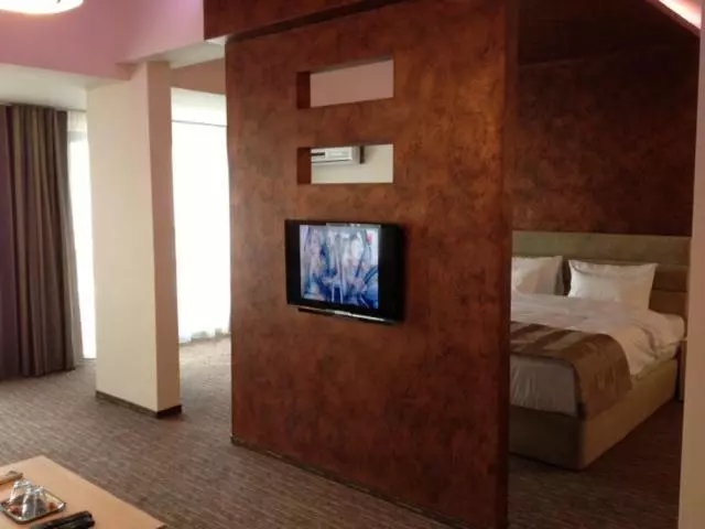 City Hotel & Lounge