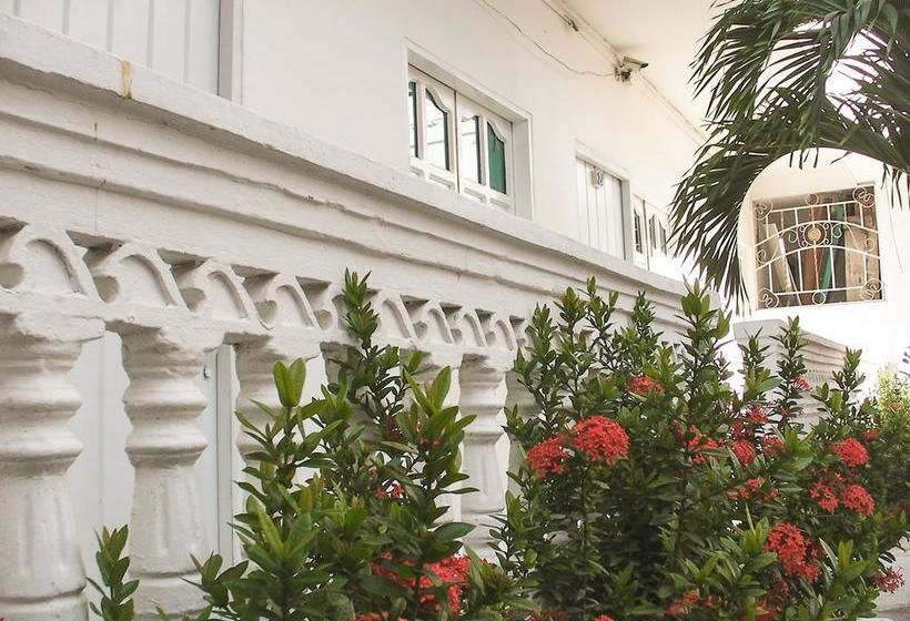 هتل Y Restaurante La Quinta