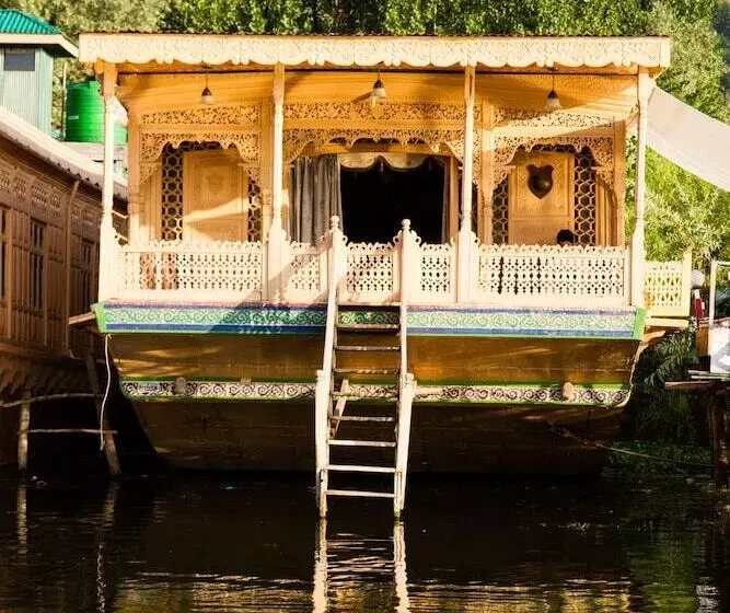 پانسیون Kharpalace Group Of Houseboats