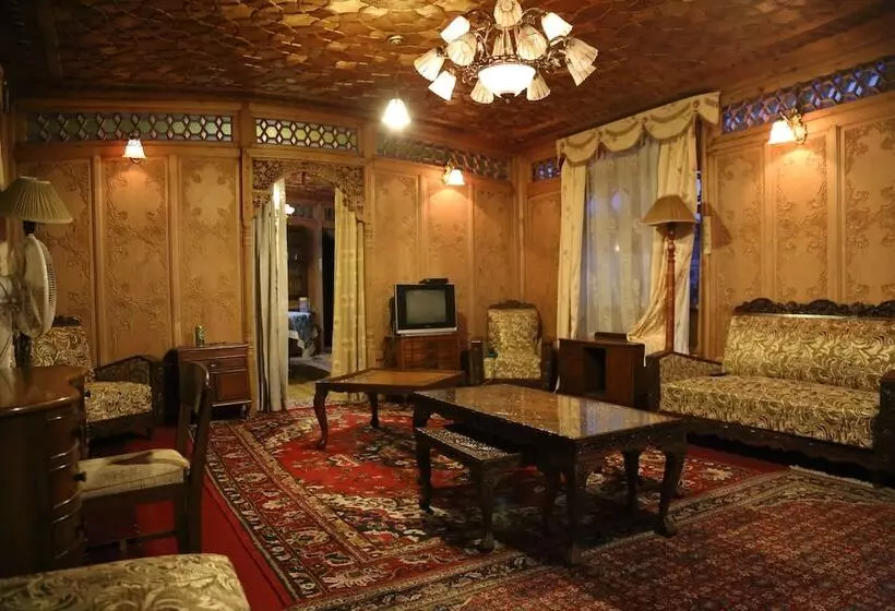 پانسیون Kharpalace Group Of Houseboats