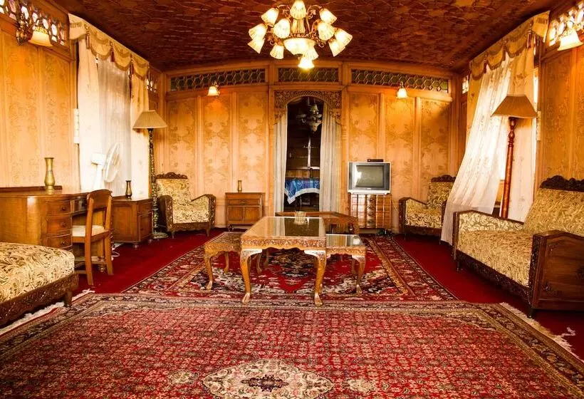 پانسیون Kharpalace Group Of Houseboats