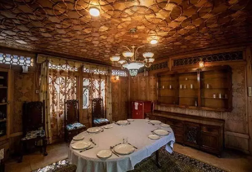 پانسیون Kharpalace Group Of Houseboats