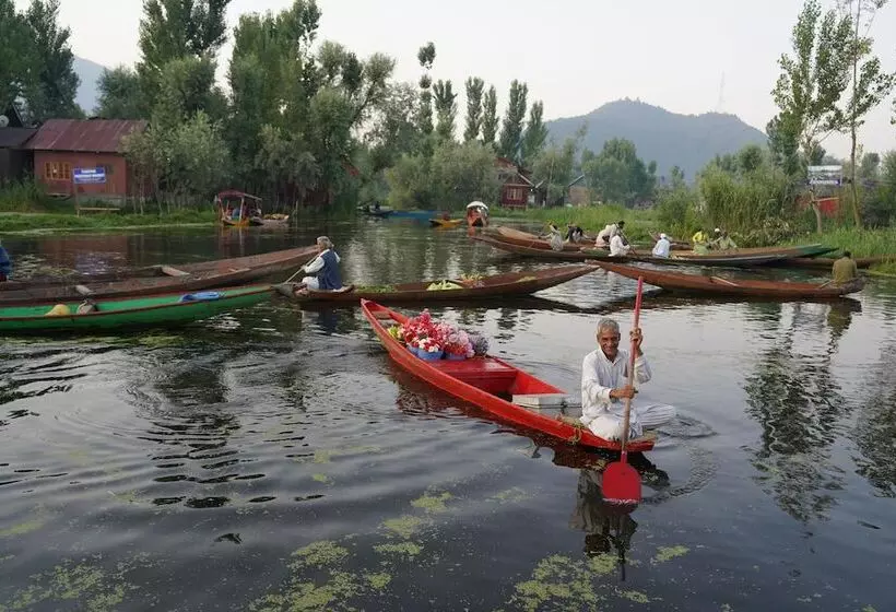 پانسیون Kharpalace Group Of Houseboats