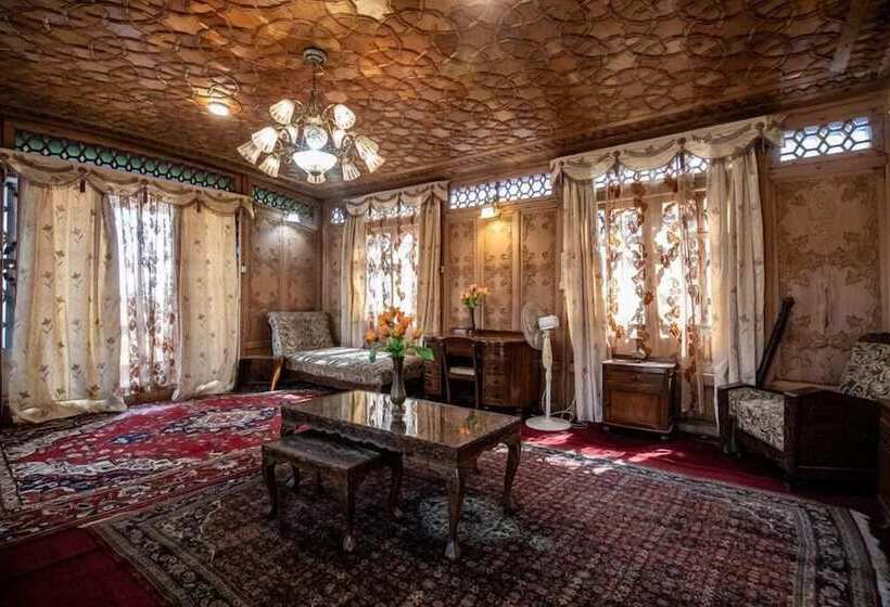 پانسیون Kharpalace Group Of Houseboats