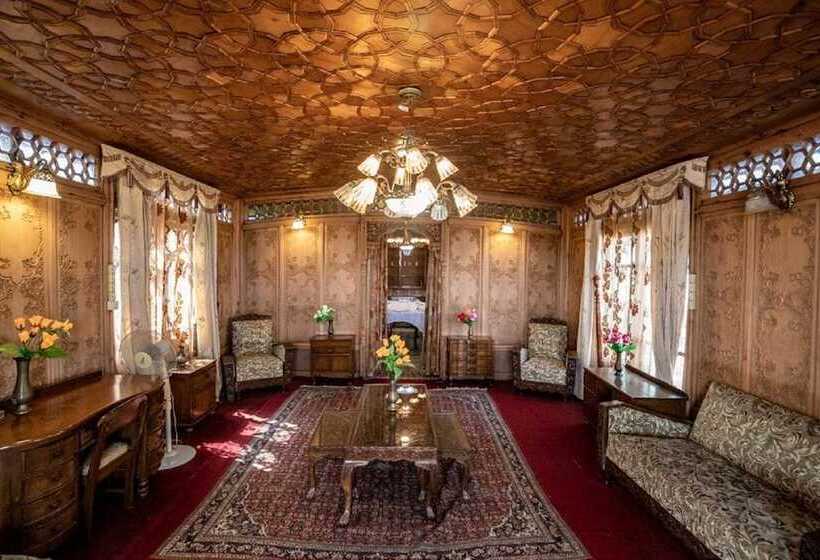 پانسیون Kharpalace Group Of Houseboats