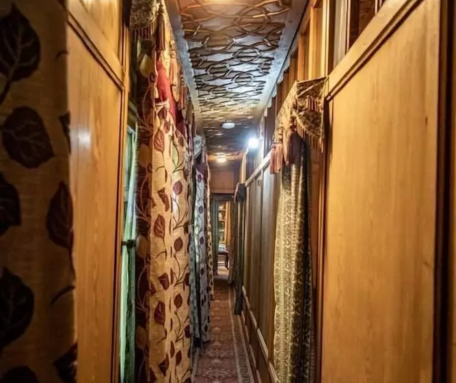 پانسیون Kharpalace Group Of Houseboats