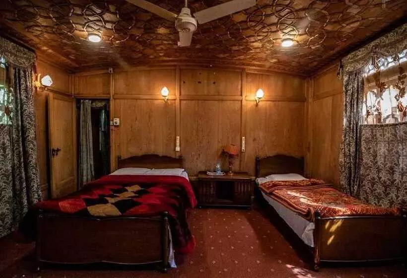 پانسیون Kharpalace Group Of Houseboats
