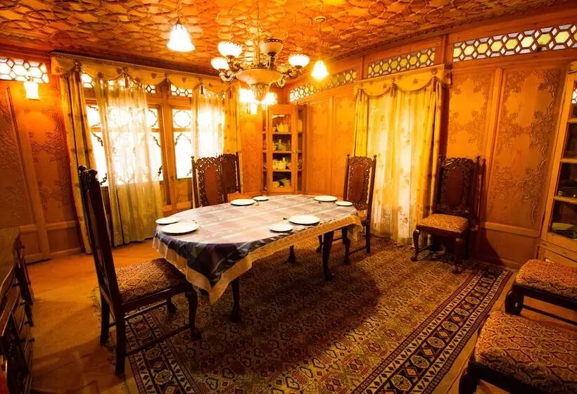 پانسیون Kharpalace Group Of Houseboats
