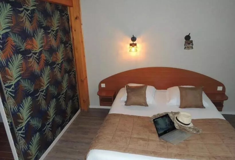 Hotelli Logis Hôtel Les 3 Marchands