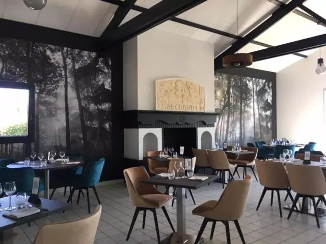 Hotelli Logis Hôtel Les 3 Marchands