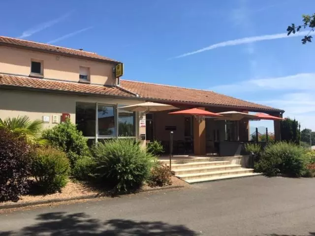 Hotelli Logis Hôtel Les 3 Marchands