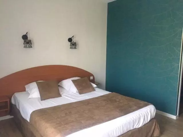 Hotelli Logis Hôtel Les 3 Marchands