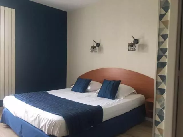 Hotelli Logis Hôtel Les 3 Marchands