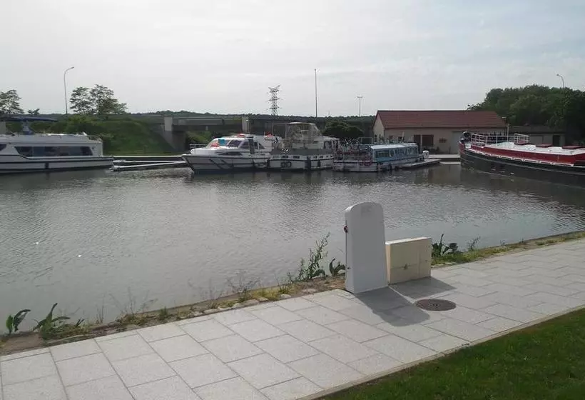 ベッドアンドブレックファースト Chambre D'hôte De La Belle Jardinière