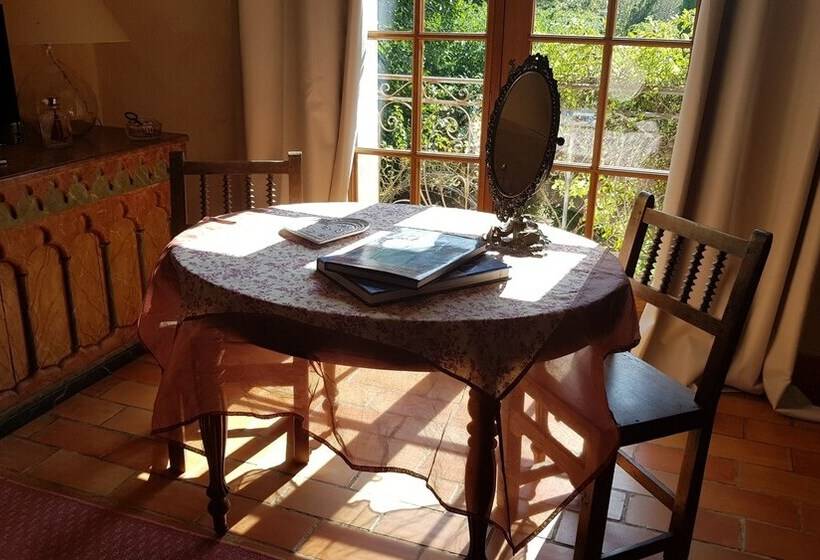 تختخواب و صبحانه Mas Du Caroubier Maison D Hotes