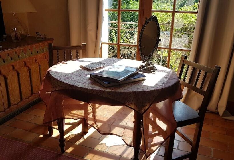 تختخواب و صبحانه Mas Du Caroubier Maison D Hotes