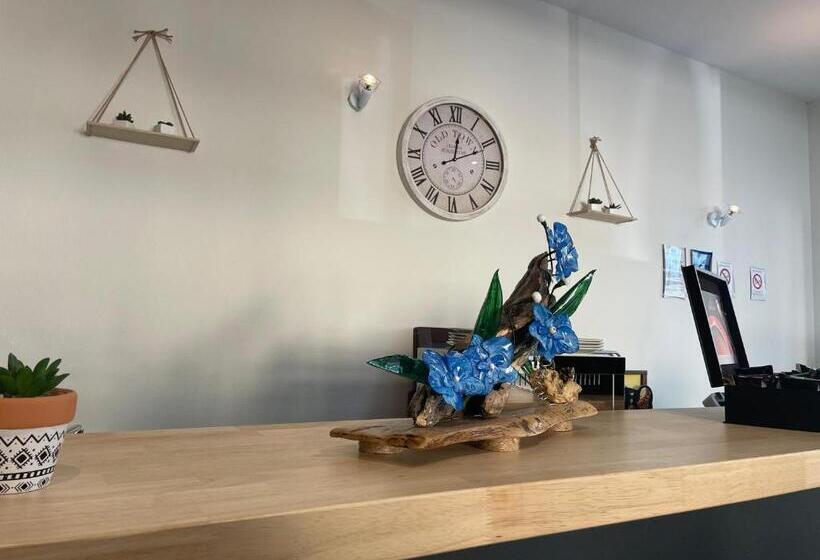 Logis Hotel Castel De Mirambel