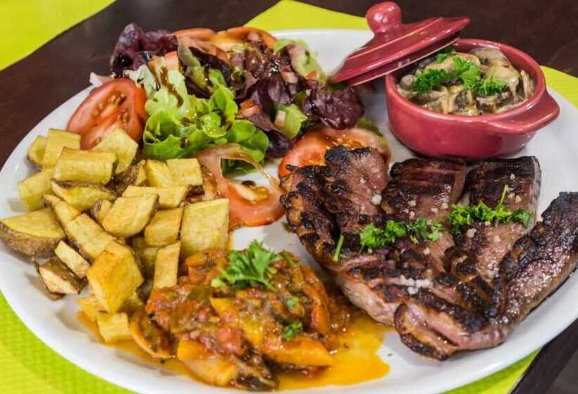 Logis Hotel Castel De Mirambel