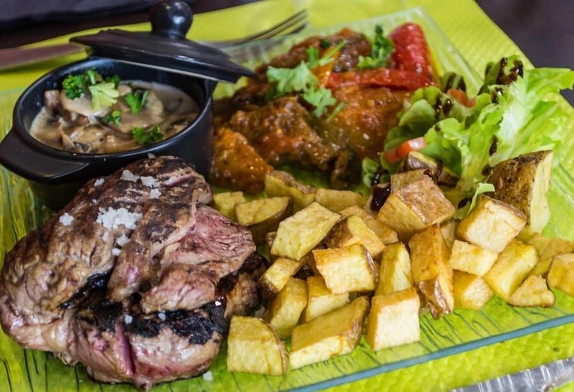 Logis Hotel Castel De Mirambel